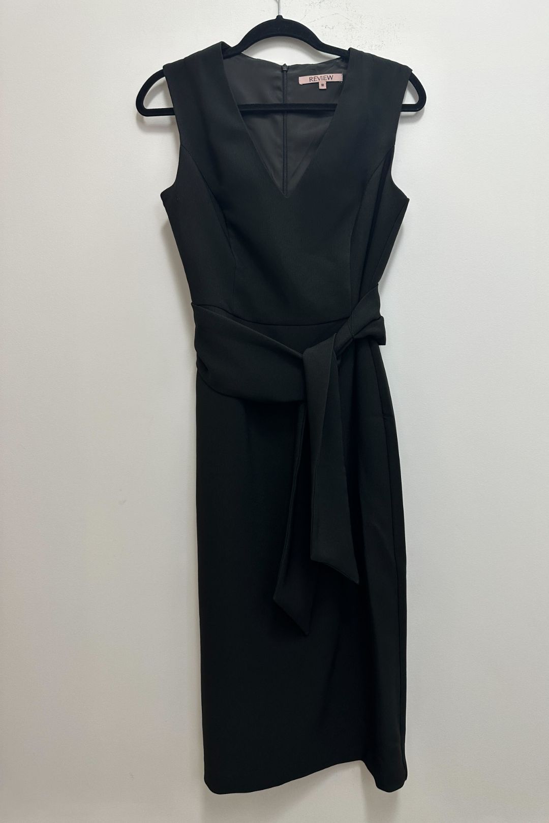 Review Classic Sleeveless Black Dress